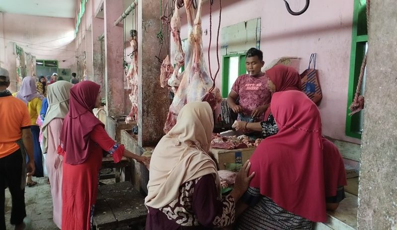 Aktivitas Pedagang dan pembeli saat bertransaksi jual beli daging sapi di Pasar Kolpajung Pamekasan Jelang Hari Awal Puasa Bulan Suci Ramadhan 1444 Hijriah, Rabu (22/03/2023).