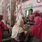Aktivitas Pedagang dan pembeli saat bertransaksi jual beli daging sapi di Pasar Kolpajung Pamekasan Jelang Hari Awal Puasa Bulan Suci Ramadhan 1444 Hijriah, Rabu (22/03/2023).
