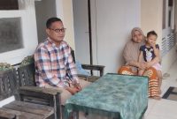 (Dok foto kanalindonesia.com) Agus Iktiklal, Kades Branta Pesisir, Talanakan, Pamekasan bersama keluarganya saat dikonfirmasi sosok Jefri korban 