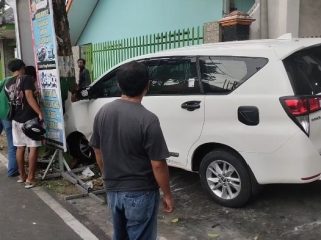 Diduga Sopir Ngantuk, Mobil Kijang Innova Seruduk Pohon Disisi Jalan Hingga Ringsek, Sabtu (25/03/2023)