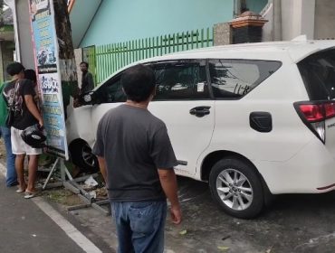 Diduga Sopir Ngantuk, Mobil Kijang Innova Seruduk Pohon Disisi Jalan Hingga Ringsek, Sabtu (25/03/2023)