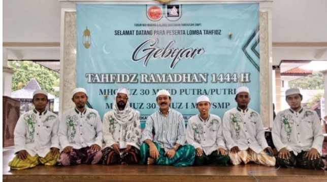 (Dok foto kanalindonesia.com) Suasana Wabup Pamekasan, Raden Bagus Fattah Jasin (tengah) saat foto bersama Dewan Juri Lomba Tahfidzul Qur'an yang dilaksanakan oleh Forum N-G-O Madura dan AWP Pamekasan, Jumat (07/04 2023).