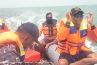 (Dok foto kanalindonesia.com) Proses Opsar hari ke-5 pencarian korban Jefrizal, seorang ABK KM Harapan Baru yang diduga jatuh dari atas Kapal di sekitar Perairan Jumiang, Desa Tanjung, Kecamatan Pademawu, Pamekasan di 5 Mil dari Pantai, Sabtu (01/04/2023).