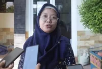 (Dok foto kanalindonesia.com) Dr. Sarah. Dokter Umum Puskesmas Kelurahan Kowel Pamekasan saat di wawancarai awak media. Rabu (24/05/2023).
