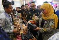 Gubernur Jawa Timur Khofifah Indar Parawansa saat melihat produk UMKM Binaan bankjatim dalam kegiatan Misi Dagang & Investasi di Lampung, Senin (8/5).