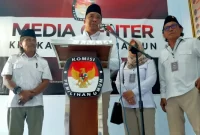 Ketua DPC Partai Gerindra Kabupaten Madiun Rio Wing Dhinaryadi usai menyerahkan berkas 45 Bacaleg di Media Center KPU Kabupaten Madiun, optimis tambah minimal 2 kursi.