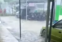 (Dok foto kanalindonesia.com) Situasi dan kondisi halaman kantor Puskesmas Kecamatan Waru, Kabupaten Pamekasan, Madura, Jawa Timur, Saat tergenang banjir luapan air irigasi, Selasa (09/05/2023).