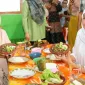 Gubernur Jatim, Khofifah Indar Parawansa menikmati ‘maknyus’nya Sambel Wader dan Bothok di Troloyo-Trowulan, Mojokerto