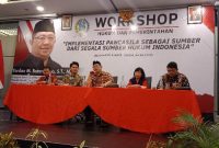 Anggota DPRD Jatim, Yordan M. Batara Goa saat memberikan Sosialisasi Wawasan Kebangsaan kepada pelaku UMKM di Surabaya