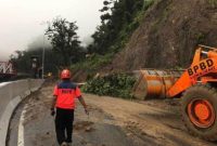 Alat berat dikerahkan dalam penanganan darurat pembukaan jalan di KM59 jalur piket nol Lumajang-Malang, Sabtu (8/7).