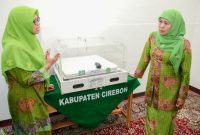 Ketua Umum PP Muslimat NU, Khofifah Indar Parawansa saat menyerahkan inkubator dan fototerapi gratis kepada penerima manfaat di Cirebon