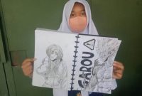 Siswi SMP Taman Pelajar, Nagari Kanta Rafabli Indonesia (Nesia) menunjukkan hasil karyanya.