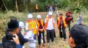 Bupati Ponorogo Sugiri Sancoko bersama anggota DPR RI Ali Mufty saat groundbreaking jembatan gantung yang menghubungkan Masjid Baiturrahman di Dukuh Setono dan Masjid Tegalsari, Kecamatan Jetis, Ponorogo, Jumat(14/07/2023)