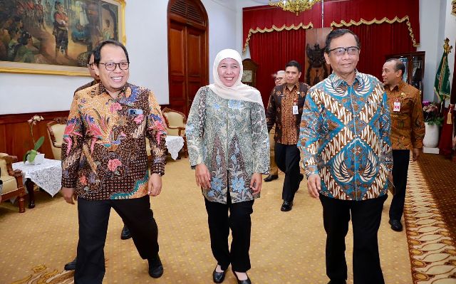  Gubernur Jatim, Khofifah Indar Parawansa saat menghadiri Forum Diskusi Sentra Gakkumdu di Surabaya