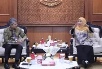 Gubernur Jatim, Khofifah Indar Parawansa saat menerima kunjungan Kepala kantor perwakilan Bank Indonesia Prov Jatim, Doddy Zulverdi