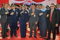 Gubernur Jatim, Khofifah Indar Parawansa dalam upacara Hari Perhubungan Nasional 2023 di Lapangan Pokeskar Pelabuhan Tanjung Perak Surabaya