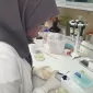  Ismatul Azizah saat melakukan penelitian di Laboratorium Mahidol University