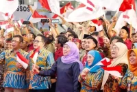  Gubernur Jatim, Khofifah Indar Parawansa saat menyapa 1.042 Pilar Sosial se-Madura di DBL Arena, Surabaya