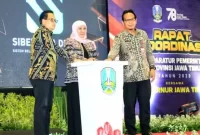 Gubernur Jatim, Khofifah Indar Parawansa saat meluncurkan aplikasi Sibermata Desa 2.0 di Graha Unesa, Surabaya