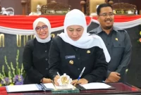 Gubernur Jatim, Khofifah Indar Parawansa bersama DPRD Jatim menyetujui Raperda RTRW Provinsi Jawa Timur Tahun 2023-2043