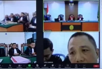 Tampak persidangan dari layar di ruang sidang Kusuma Atmadja Pengadilan Negeri Jombang