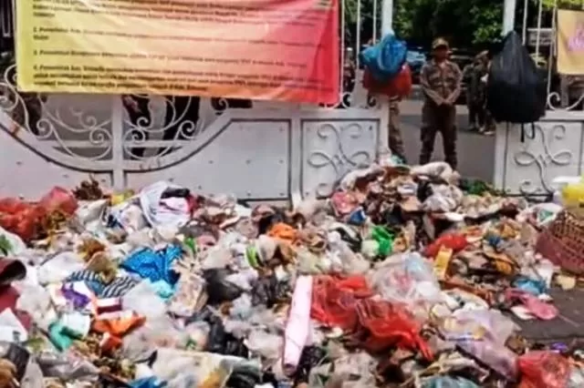 Pengelola Tps Demo Dengan Buang Sampah Di Akses Pendopo Kabupaten 