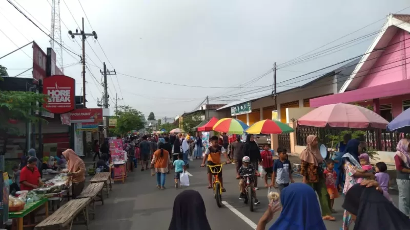suasana car free day di jalan pasar legi, Kecamatan Barat, Kabupaten Magetan (foto: imam mustajab)