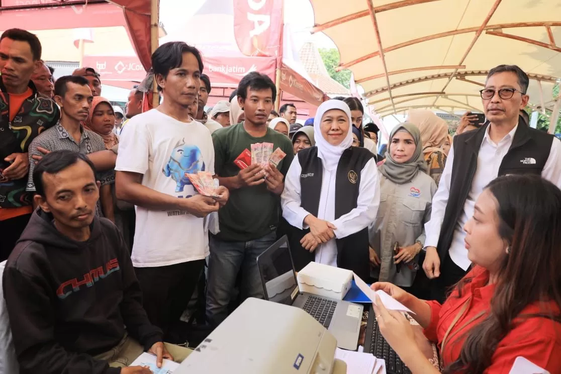 Salurkan Bansos di Pasuruan, Gubernur Khofifah Optimis Kemiskinan Ekstrem Jatim 0% di 2024