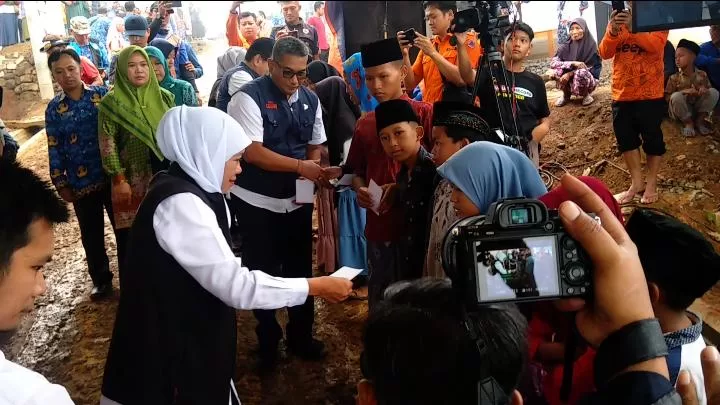 momen saat Gubernur Jawa Timur Khofifah Indar Parawansa santuni anak-anak korban tanah gerak di Tumpuk, Sawoo, Ponorogo. (foto: Imam Mustajab)