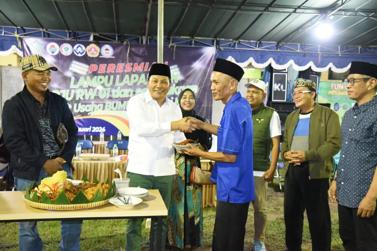 Wabup Resmikan Lampu Penerangan Lapangan di Wedoro Sidoarjo
