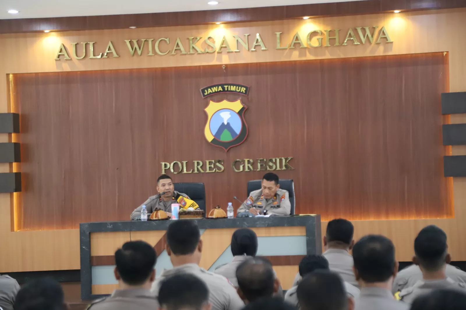 Bhabinkamtibmas Polres Gresik Berikan Pesan Pemilu Damai 2024 kepada Warga