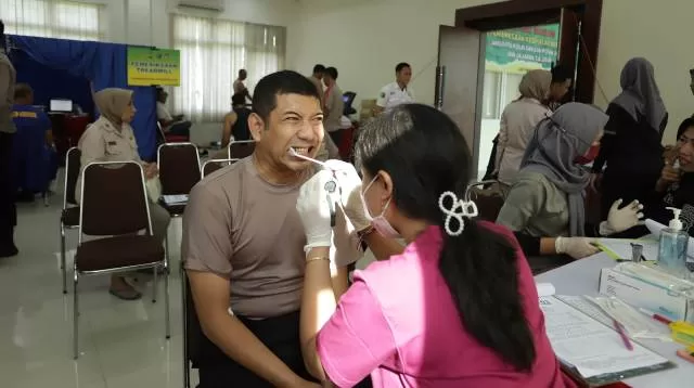 Bidokkes Polda Jatim Periksa Kesehatan Anggota Polres Gresik