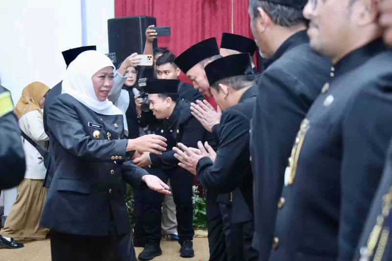 Foto : Gubernur Jatim, Khofifah Indar Parawansa saat melantik 160 pejabat administrator eselon III di Gedung Negara Grahadi, Surabaya