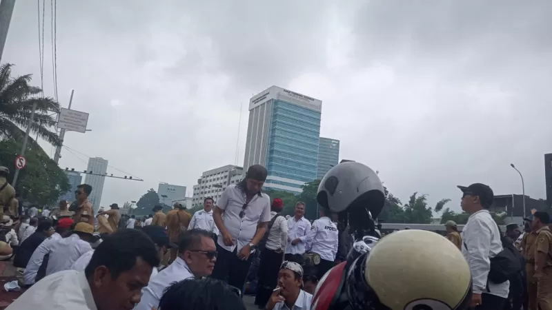 suasana aksi damai Kades seluruh Indonesia yang menuntut perpanjangan massa jabatan dan penambahan anggaran desa di Senayan, Jakarta. (foto: istimewa)
