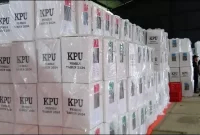 Tumpukan kotak logistik pemilu 2024 kabupaten Ponorogo yang siap untuk didistribusikan oleh KPU Ponorogo. (foto: Imam Mustajab)
