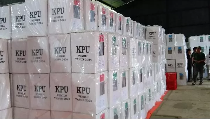 Tumpukan kotak logistik pemilu 2024 kabupaten Ponorogo yang siap untuk didistribusikan oleh KPU Ponorogo. (foto: Imam Mustajab)
