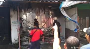 kebakaran gudang dan toko kaos kaki & bantal lancar jaya di jalan imam bonjol, Brotonegaran, Ponorogo. (foto: Imam Mustajab)