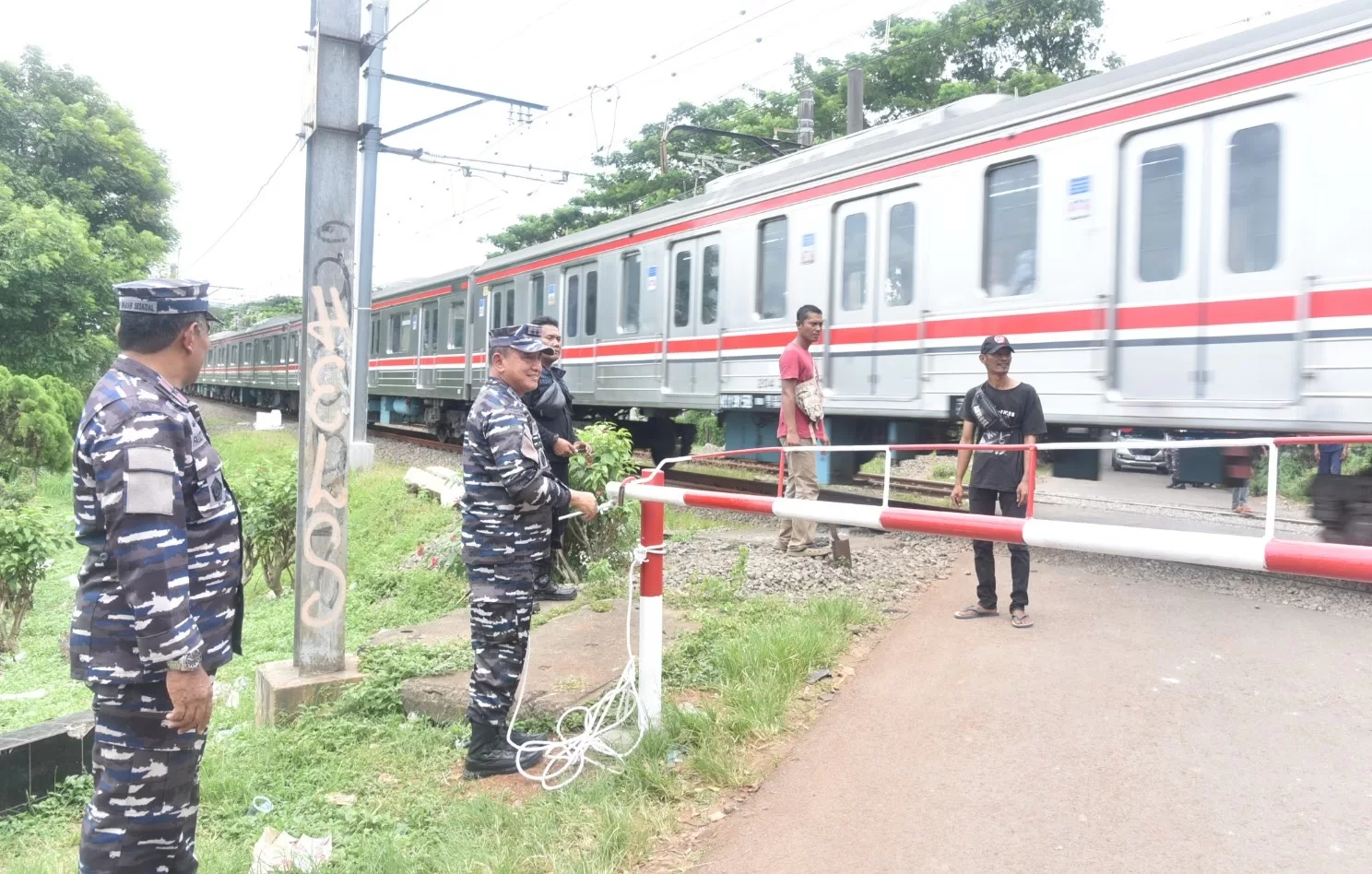 Danseskoal Tinjau Pemasangan Palang Pintu Perlintasan Kereta Api
