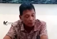 Kades Banjarwungu,Tarik, Imam Supi'i saat diwawancarai wartawan di ruang kerjanya