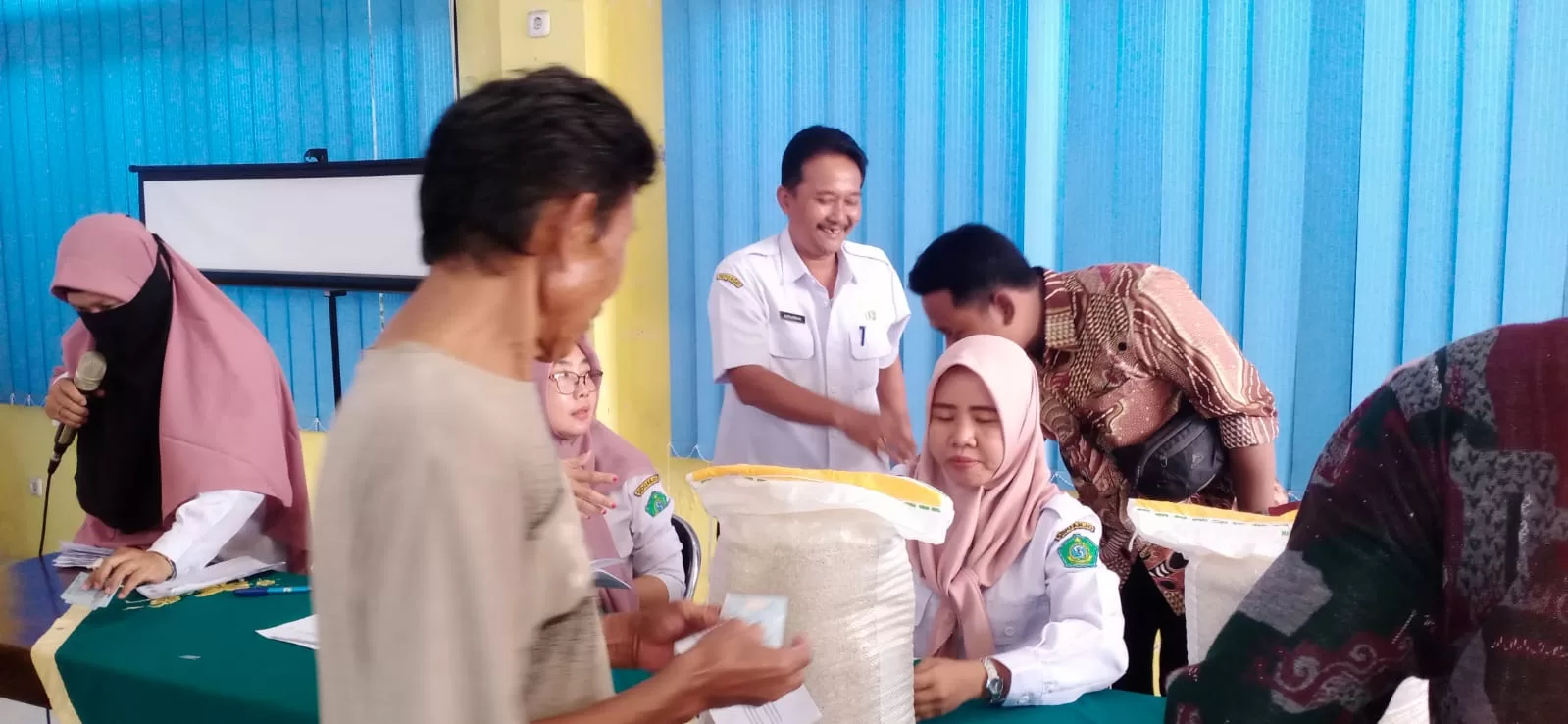Kades Seduri Sidoarjo Salurkan Bantuan Pangan, Upaya Ringankan Beban Masyarakat