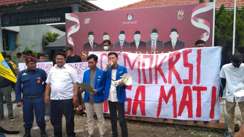massa aksi deklarasi tegakkan demokrasi 'lawan tirani, selamatkan Indonesia'. (foto: Imam Mustajab)
