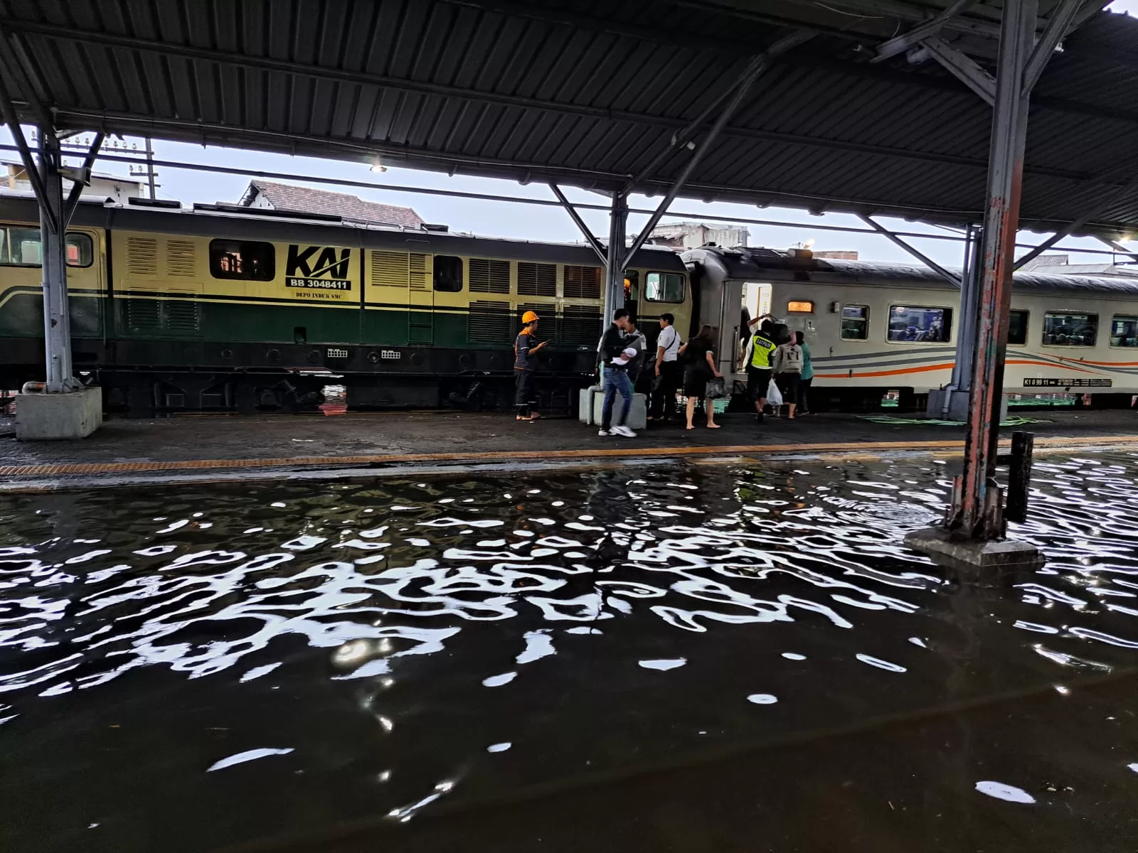 Banjir masih Belum Surut , KAI Lakukan Pembatalan dan Rekayasa Pola Operasi KA