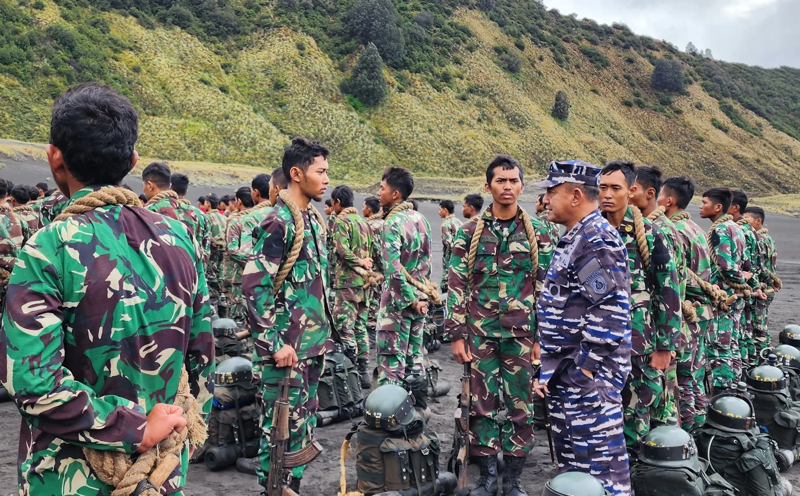 Danseskoal Dampingi Kasal Tinjau Pendidikan Komando Marinir