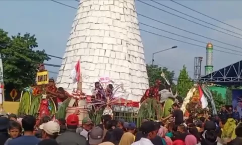 Gunungan Tempe 10 Meter, Warnai Sedekah Bumi Desa Sedenganmijen Sidoarjo