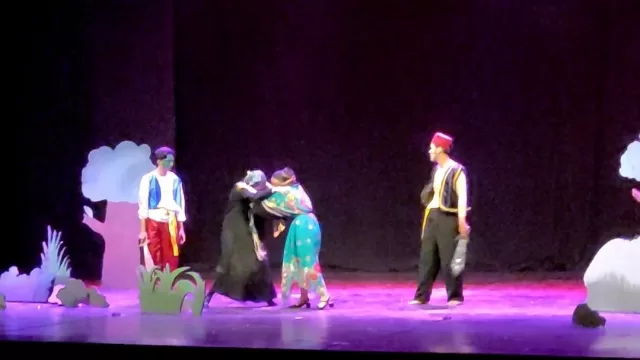 Kreativitas Tanpa Batas, Teater Labsforia SMA Labschool Unesa 1 Curi Perhatian Penonton