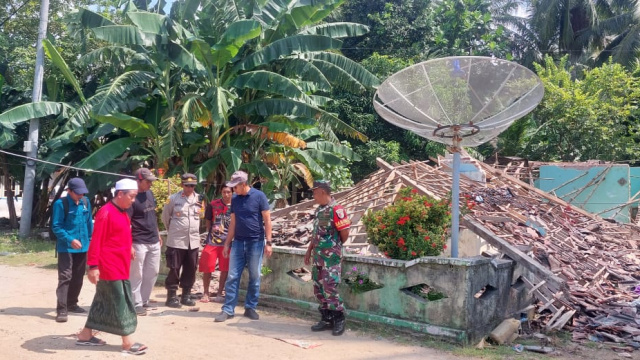 Gempa Bumi Porak Porandakan Bangunan di Sangkapura Gresik, Balita Alami Luka