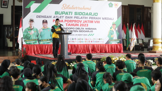 Gus Muhdlor Serahkan Bonus Untuk Atlet dan Pelatih Berprestasi Pada Ajang Porprov Jatim ke VIII