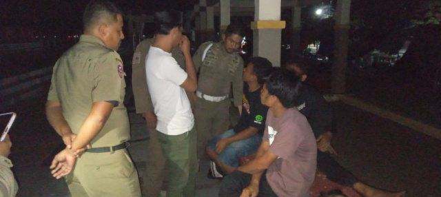 Gelar Razia di Area Taman Pelangi Belasan Pasang Remaja Dibubarkan Satpol PP