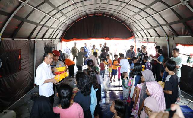 Presiden Jokowi Kunjungi Posko Pengungsian Warga Terdampak Banjir di Demak