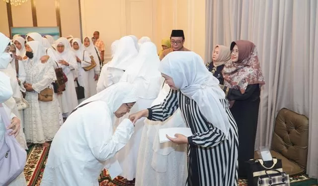 Amaliyah Ramadhan Hari Ketiga, Khofifah Santuni 153 Lansia Dhuafa